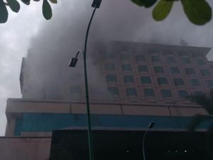 Hotel di Pusat Kota Jambi Terbakar, Pengunjung Berlarian Hotel di Pusat Kota Jambi Terbakar, Pengunjung Berlarian