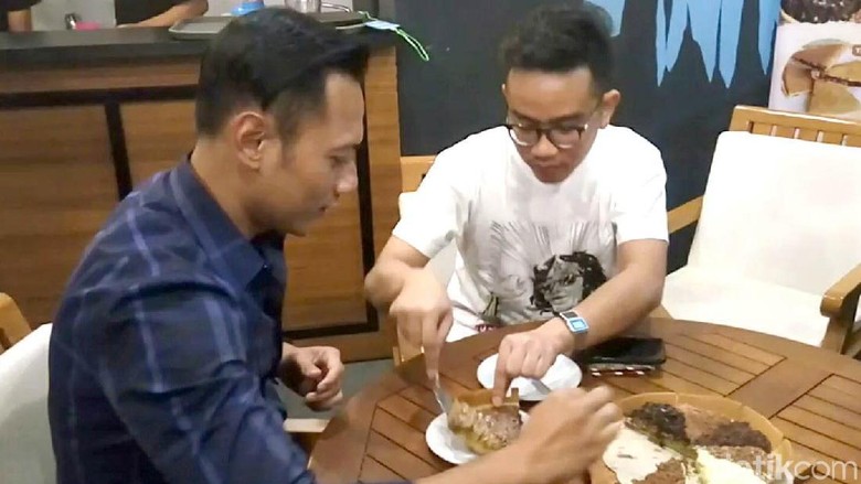 Momen Gibran Potongkan Martabak Buat AHY Momen Gibran Potongkan Martabak Buat Ahy Momen Gibran Potongkan Martabak Buat Ahy