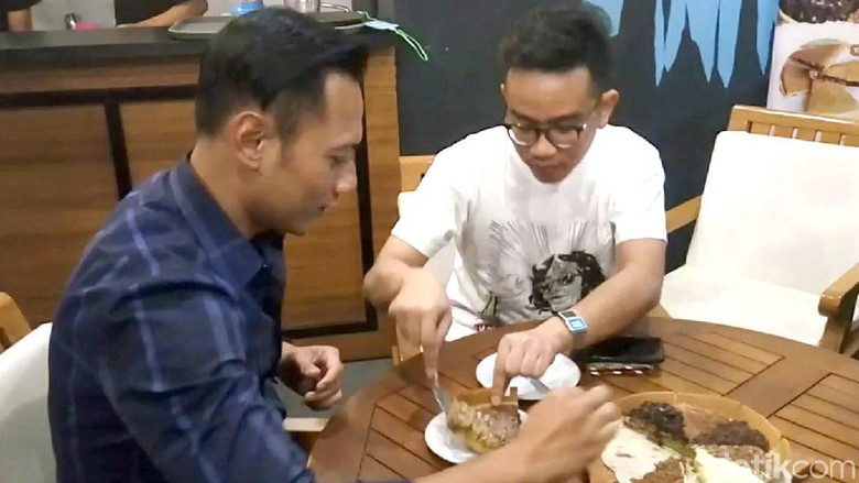 Momen Gibran Potongkan Martabak Buat AHY Momen Gibran Potongkan Martabak Buat AHY