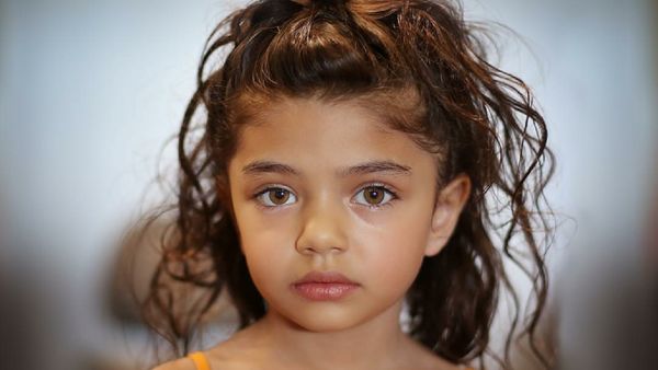 Aih, Cantiknya Bocah Berambut Tebal dan Bermata Teduh Ini