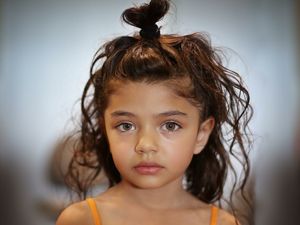 Aih, Cantiknya Bocah Berambut Tebal dan Bermata Teduh Ini