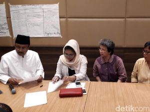 Gus Ipul-Puti Matangkan Visi Misi Jelang Debat Perdana Pilgub Jatim Gus Ipul-Puti Matangkan Visi Misi Jelang Debat Perdana Pilgub Jatim
