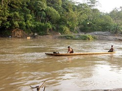 Naik Sampan, Siswa Pedalaman Aceh Bertaruh Nyawa ke Sekolah