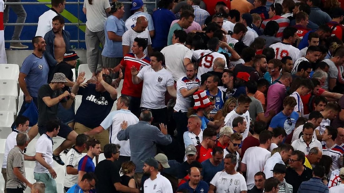 Suporter Rusia dan Inggris terlibat perkelahian di Piala Eropa 2016. (Foto: Lars Baron/Getty Images)