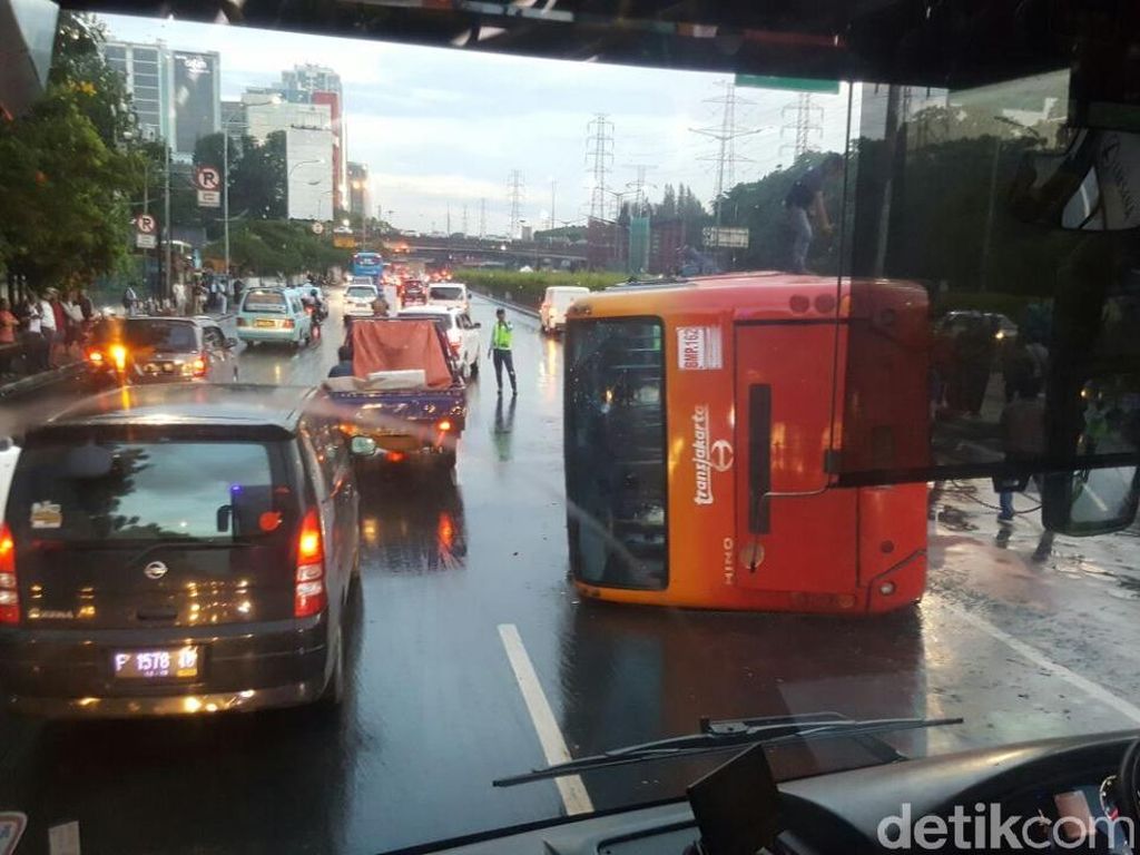 Sandi: Bus TransJ yang Terguling Diduga Langgar Batas Kecepatan Sandi: Bus TransJ yang Terguling Diduga Langgar Batas Kecepatan