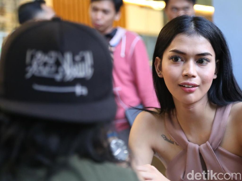 Mau Dimakamkan Sebagai Lelaki, Dinda Syarif: Kali Aja Aku Tobat! Mau Dimakamkan Sebagai Lelaki, Dinda Syarif: Kali Aja Aku Tobat!