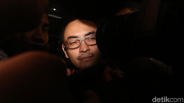 Zumi Zola: dari Bupati, Gubernur, Hingga Tahanan KPK Zumi Zola: dari Bupati, Gubernur, Hingga Tahanan KPK