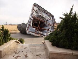 Foto: Patung Kaisar Pertama China yang Terguling karena Angin Foto: Patung Kaisar Pertama China yang Terguling karena Angin