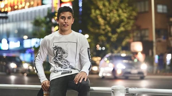 Foto: Marquez, Si Turis di Luar Arena Balap