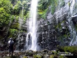 Segarkan Diri di Juntaian Benang Putih, Curug Lawe