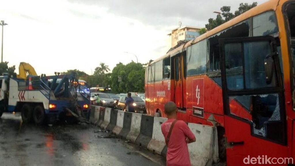 Foto: Evakuasi TransJakarta Terguling di Depan UKI Foto: Evakuasi TransJakarta Terguling di Depan UKI