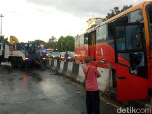 Foto: Evakuasi TransJakarta Terguling di Depan UKI