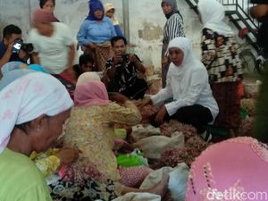 Khofifah Kunjungi 2 Pasar di Probolinggo, Buruh dan Pedagang Curhat