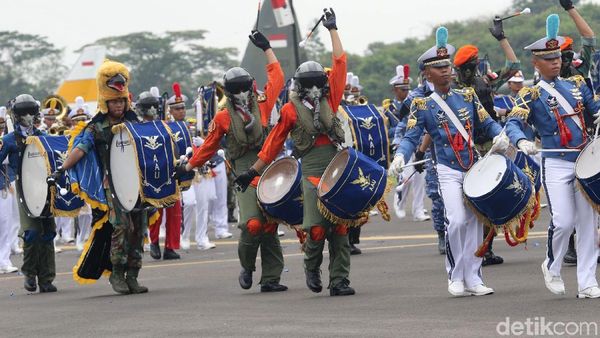 Atraksi Kesenian dan Bela Diri di Upacara HUT ke-72 TNI AU