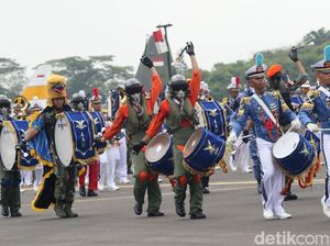 Atraksi Kesenian dan Bela Diri di Upacara HUT ke-72 TNI AU Atraksi Kesenian dan Bela Diri di Upacara HUT ke-72 TNI AU