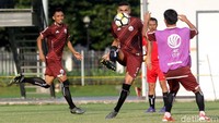 Meski manajemen tak memasang target di Piala AFC, Teco tak mau membuang kesempatan tersebut. Dia berharap timnya bisa lolos dari fase grup.