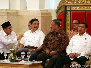 Banyak Menteri Rangkap Jabatan, Terima Gaji Double? Banyak Menteri Rangkap Jabatan, Terima Gaji Double?