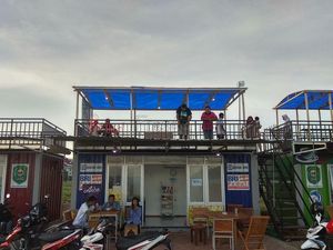 Kafe Kontainer di Prigi, Pengelola: Justru Ramainya Sore hingga Malam