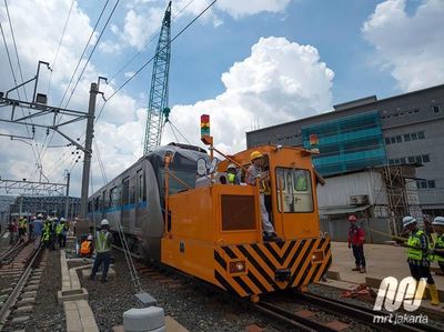Mengenal si Mungil nan Perkasa yang Susun Kereta MRT di Atas Rel