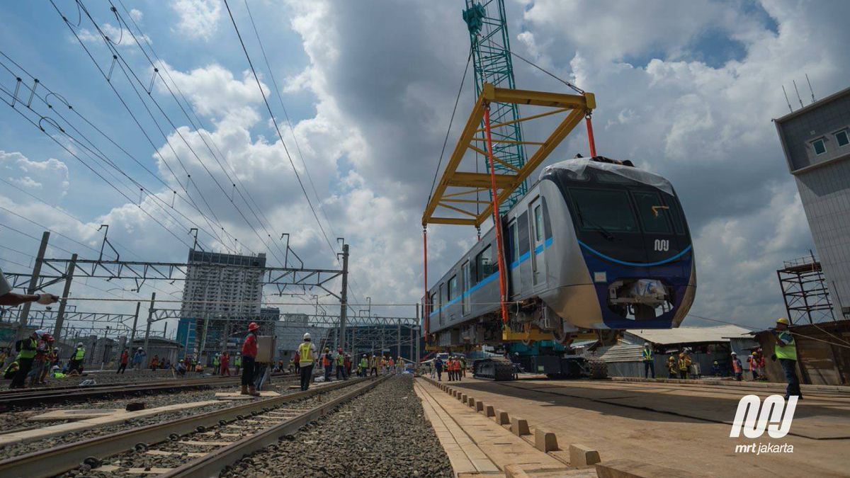 Tiga kereta Mass Rapid Transit (MRT) telah tiba di Depo MRT di Lebak Bulus, Jakarta, Minggu (8/4/2018) awal hari. (twitter @mrtjakarta)