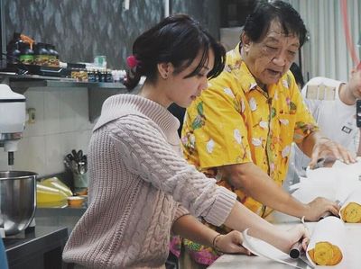 Pernah Belajar Kuliner di Korea Selatan, Ini 10 Aksi Memasak Dea Annisa!