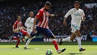 Sementara Atletico punya kans dari Diego Costa. Sudah lolos dari jebakan offside dan tinggal menghadapi Keylor Navas, tembakannya terbaca dan tertepis. (Foto: Susana Vera/Reuters)