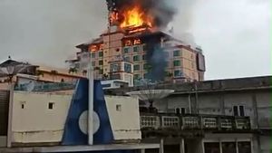 Foto: Dahsyatnya Api Lahap Hotel di Pusat Kota Jambi