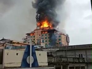 Foto: Dahsyatnya Api Lahap Hotel di Pusat Kota Jambi