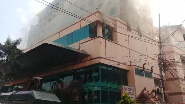 5 Jam Kebakaran Hotel di Pusat Kota Jambi Belum Bisa Dijinakkan