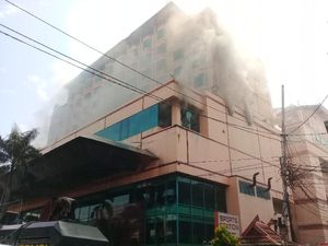 5 Jam Kebakaran Hotel di Pusat Kota Jambi Belum Bisa Dijinakkan