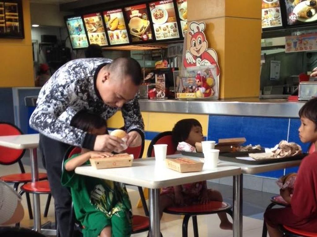 Melihat Anak Pengemis Dibelikan Makan Siang, Pria Ini Terharu Dengar Kisahnya Melihat Anak Pengemis Dibelikan Makan Siang, Pria Ini Terharu Dengar Kisahnya