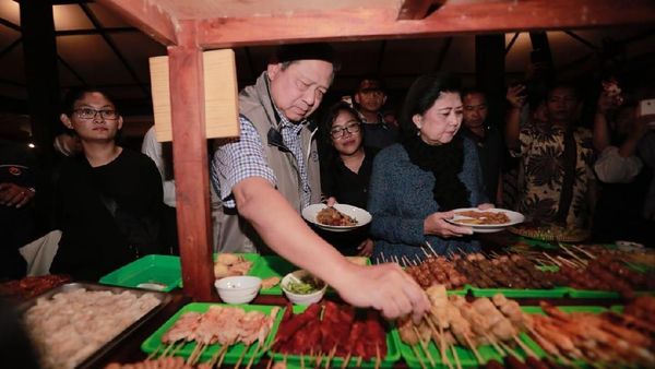 Foto: Hangatnya SBY-Bu Ani Makan Bareng Warga di Alun-alun Yogya