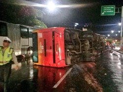 Tabrak Separator, TransJ Terguling di Depan UKI