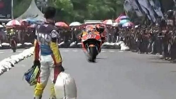 Meme-meme Lucu Rossi vs Marquez