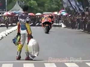 Meme-meme Lucu Rossi vs Marquez