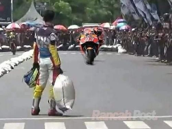 Meme-meme Lucu Rossi vs Marquez