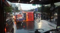 Penampakan TransJakarta Terguling di Depan UKI
