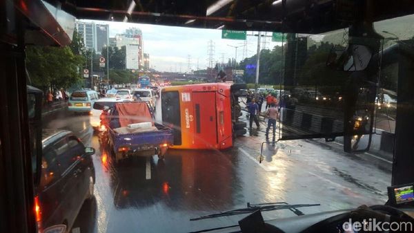 Penampakan TransJakarta Terguling di Depan UKI