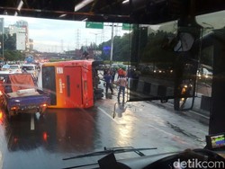 TransJ yang Terguling di Depan UKI Koridor 5C