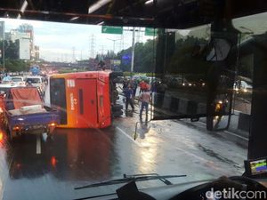 Pemprov DKI Sanksi Operator Bus TransJ yang Terguling Depan UKI Pemprov DKI Sanksi Operator Bus TransJ yang Terguling Depan UKI