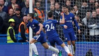 Cesar Azpilicueta menambah golnya lagi untuk Chelsea musim ini saat menghadapi West Ham United. Sayang The Blues gagal menang karena cuma imbang 1-1. (Andrew Couldridge/Reuters)