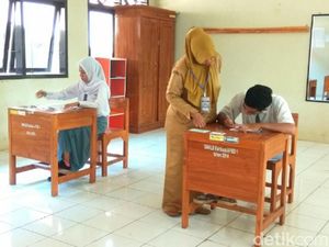 4 Siswa Berkebutuhan Khusus di Batang Ikut Ujian Nasional 4 Siswa Berkebutuhan Khusus di Batang Ikut Ujian Nasional