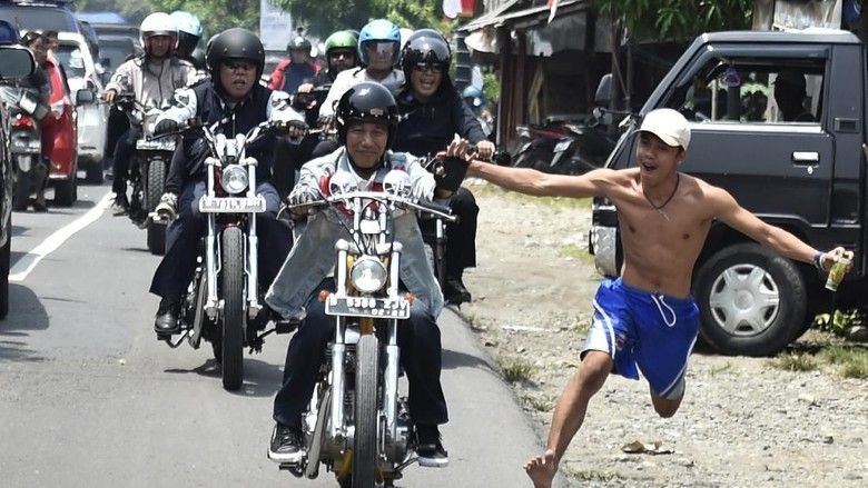 Ini Sosok Pria Telanjang Dada yang Colek Jokowi saat Touring