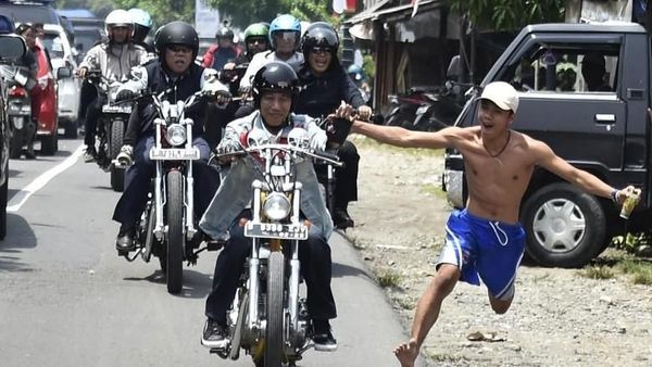 Foto: Bona, Kuli Bangunan Tanpa Baju yang Berani Colek Jokowi