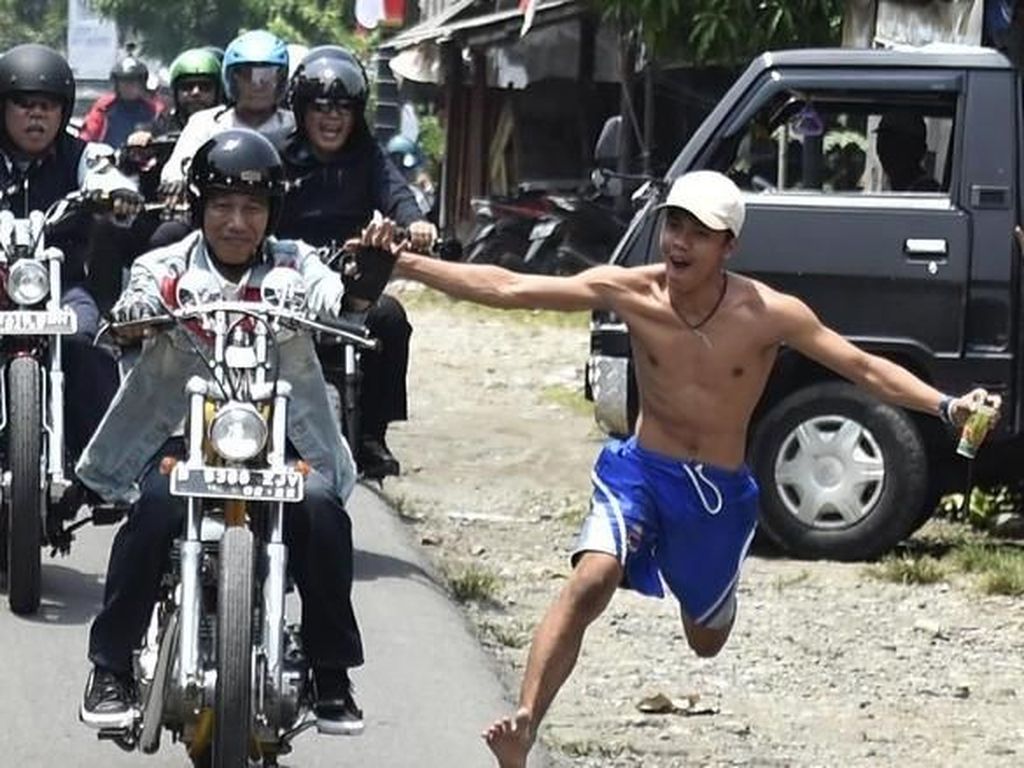 Ini Alasan Bona Telanjang Dada dan Tanpa Sandal Kejar Jokowi
