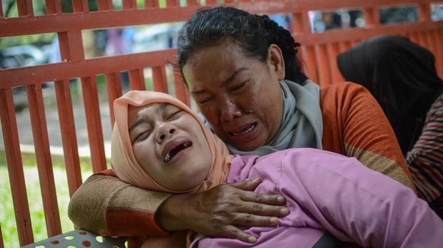 Keluarga korban meninggal akibat miras oplosan menangis di depan ruang Unit Gawat Darurat Rumah Sakit Umum Daerah (RSUD) Cicalengka, Kabupaten Bandung, Senin (9/4).