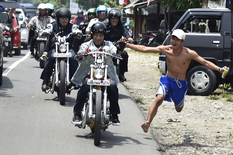 Presiden Joko Widodo (tengah) mengendarai motor Chopper Royal Enfield 350 cc ketika kunjungan kerja di Sukabumi, Jawa Barat, Minggu (8/4/2018). Foto: ANTARA FOTO/Puspa Perwitasari