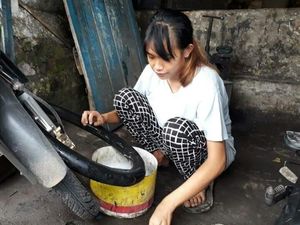 Geulis Pisan, di Garut Ada Tukang Tambal Ban Cantik