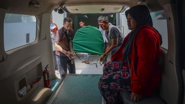 Keluarga membawa jenazah korban meninggal akibat keracunan miras oplosan, di Rumah Sakit Umum Daerah (RSUD) Cicalengka, Kabupaten Bandung, Jawa Barat, Senin (9/4).