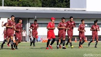 Mereka melakukan latihan ringan.